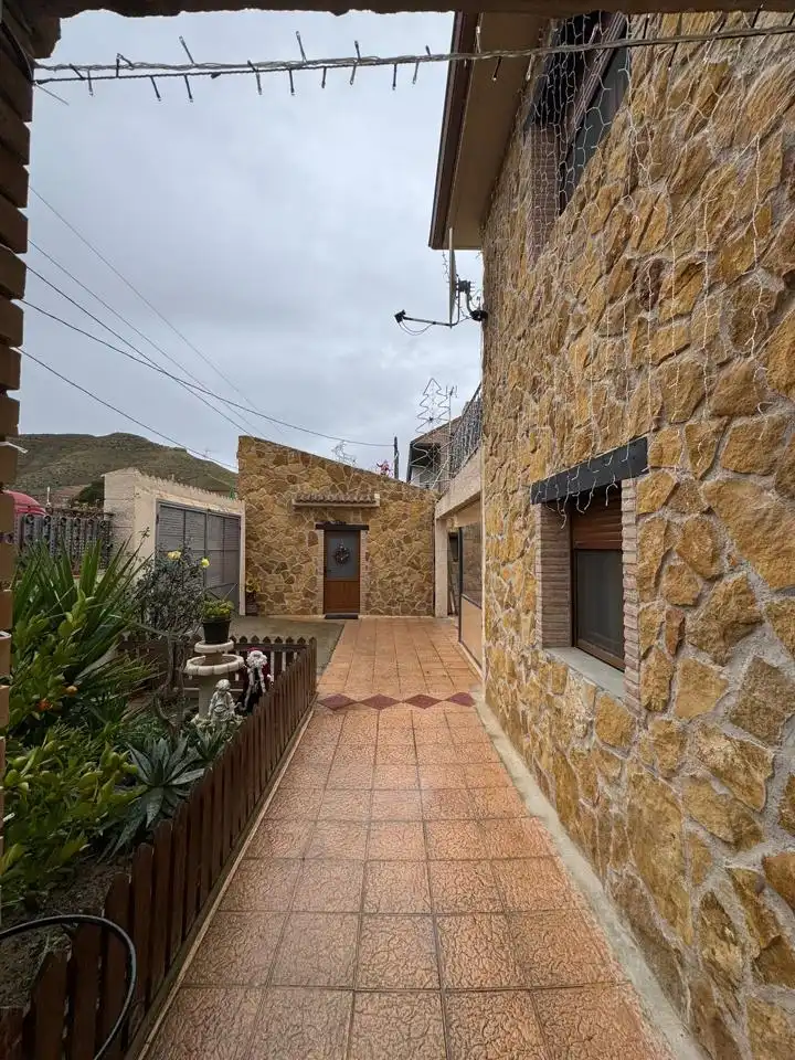 Vista exterior de Casa o xalet en venda en Cadrete amb Aire condicionat, Calefacció i Jardí privat