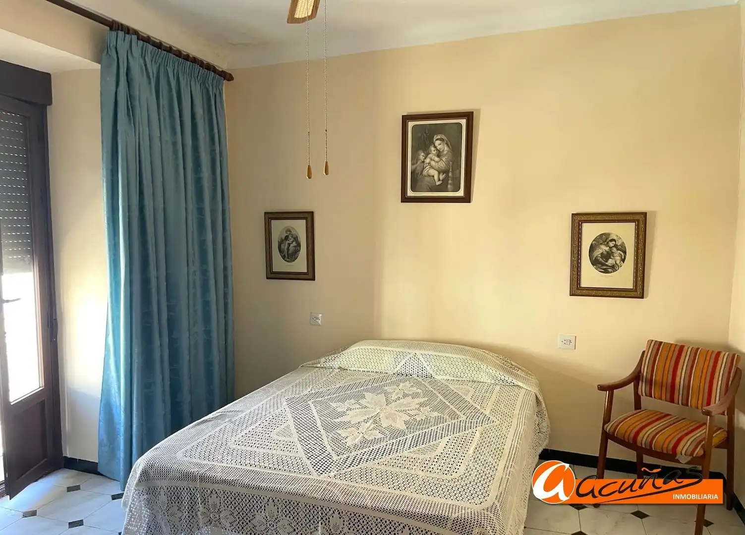 Habitación de Casa adosada en venta en Alameda con Trastero