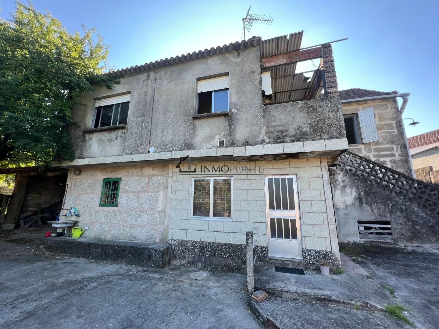 Vista exterior de Casa adosada en venda en Pontevedra Capital  amb Jardí privat
