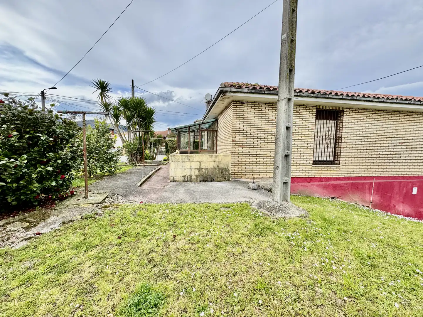 Vista exterior de Casa o xalet en venda en Medio Cudeyo amb Jardí privat i Parquet