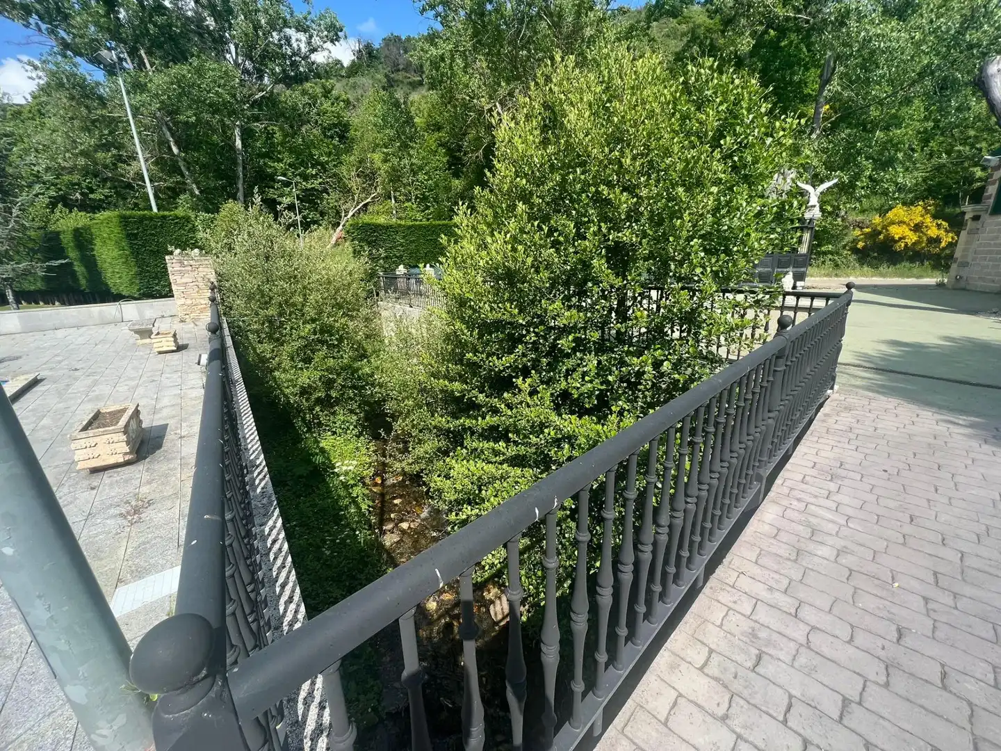 Vista exterior de Casa o xalet en venda en Ponferrada amb Jardí privat i Moblat