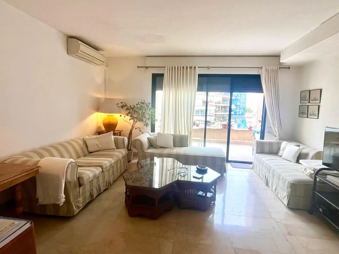Sala d'estar de Apartament de lloguer en  Palma de Mallorca amb Aire condicionat, Terrassa i Moblat