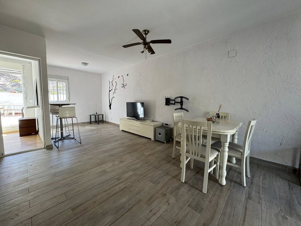 Sala d'estar de Casa adosada en venda en Guardamar del Segura amb Balcó i Piscina comunitària