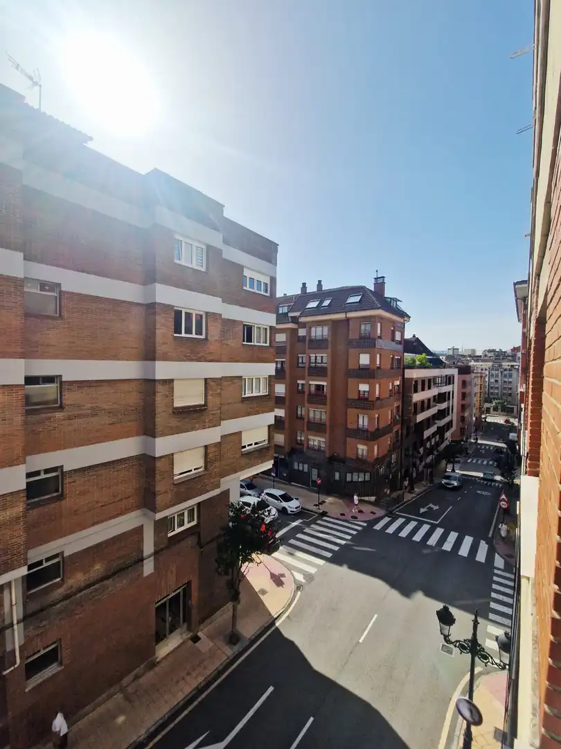 Vista exterior de Piso en venta en Oviedo  con Calefacción