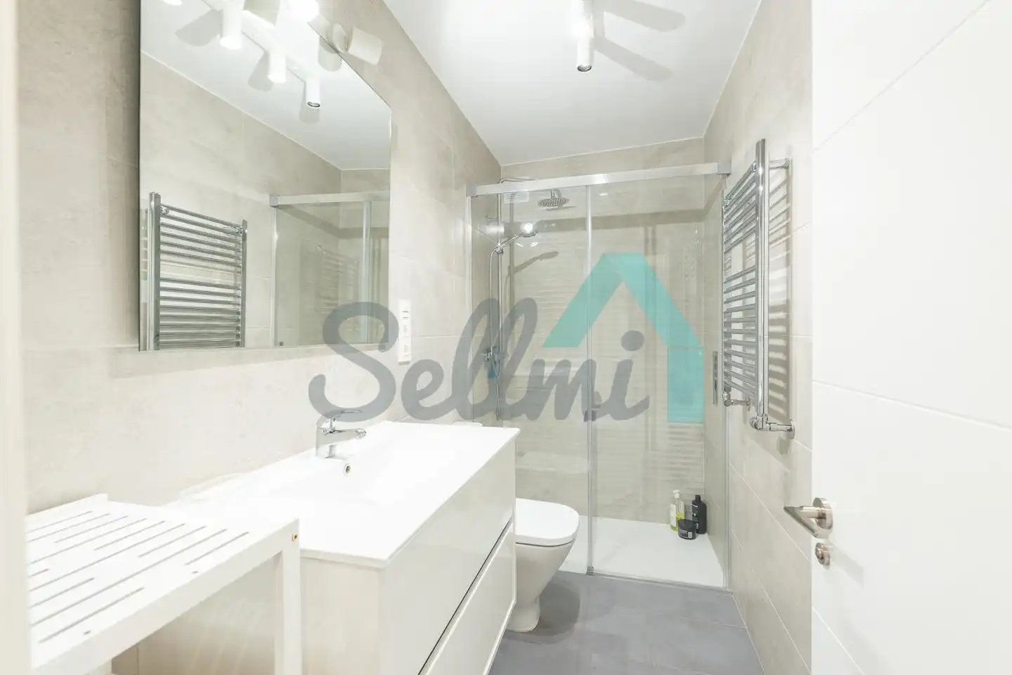 Bathroom of Flat for rent in Gijón   with Heating and Furnished