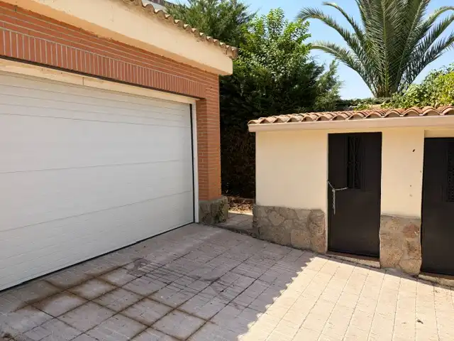 Aparcament de Casa o xalet en venda en Moraleja de Enmedio amb Aire condicionat, Jardí privat i Terrassa