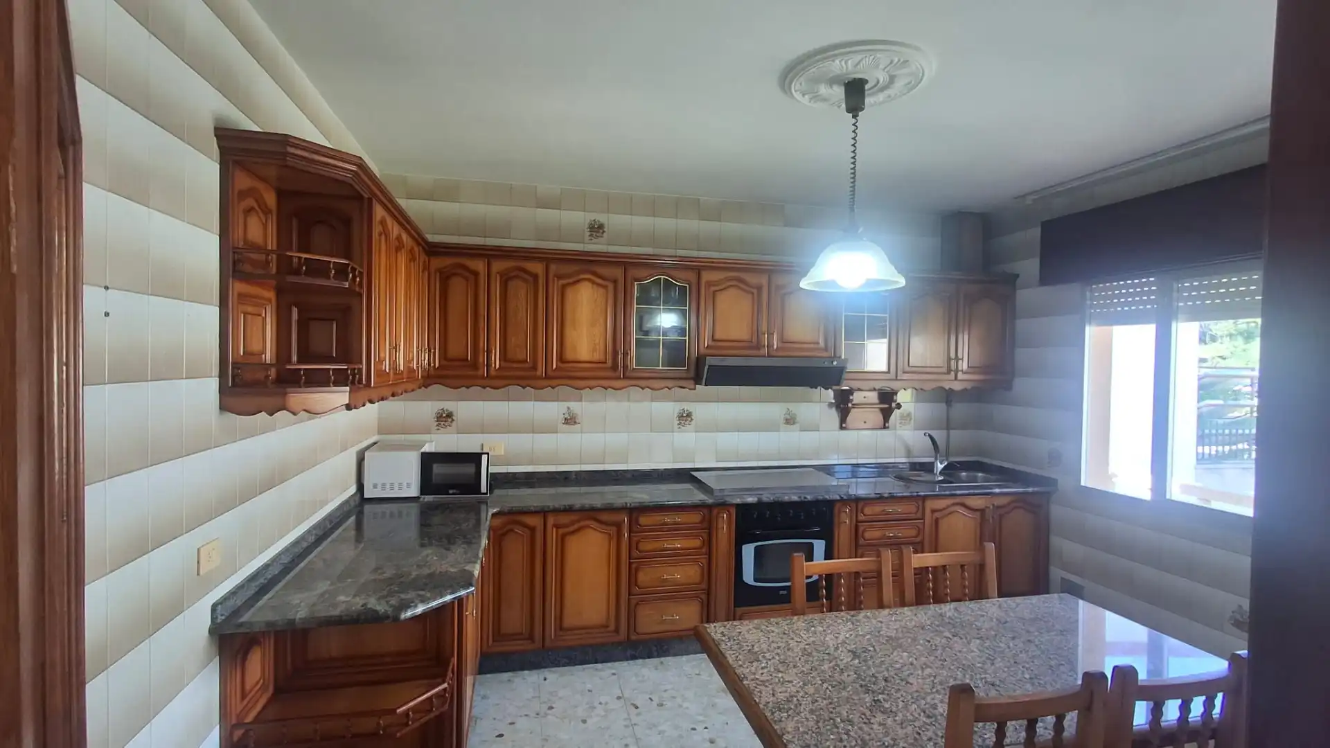 Cuina de Casa o xalet en venda en Porto do Son amb Jardí privat, Terrassa i Traster