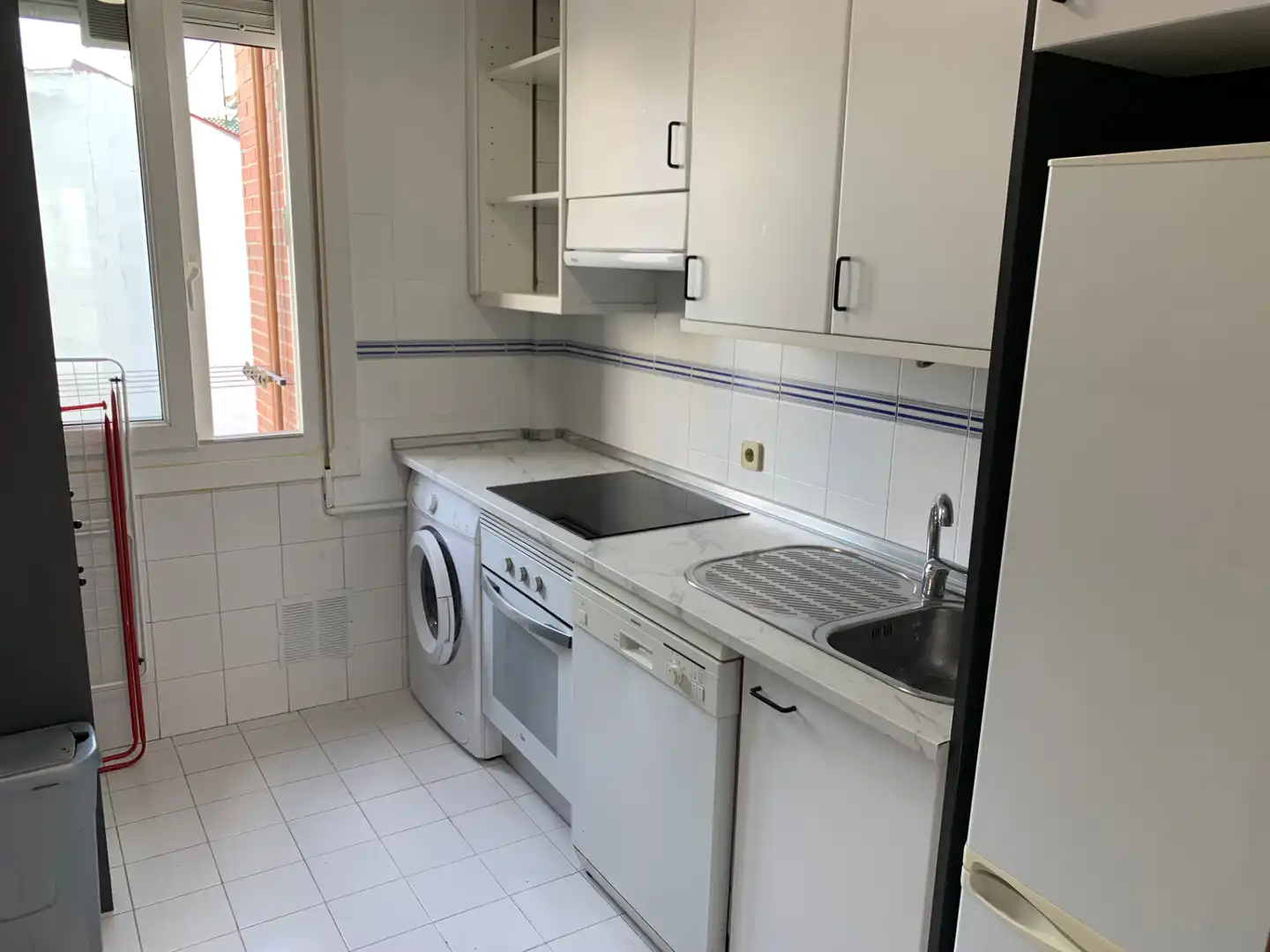 Kitchen of Flat for rent in Madrid  with Oven and Washing machine