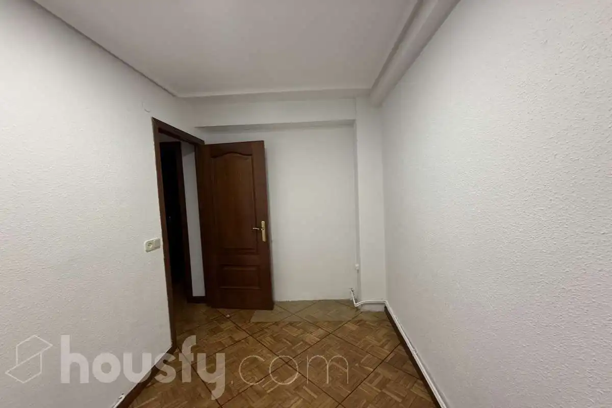 Schlafzimmer von Wohnung zur Miete in Madrid mit Heizung, Möbliert und Balkon