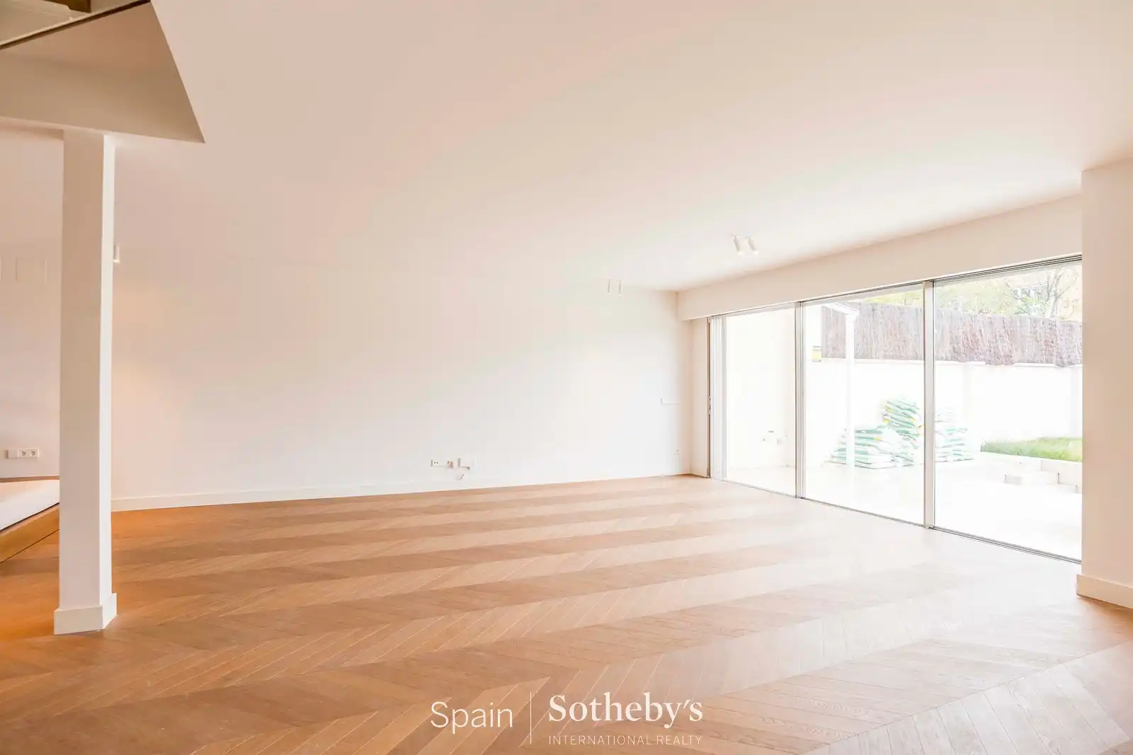 Sala d'estar de Casa adosada de lloguer en Madrid amb Aire condicionat, Calefacció i Jardí privat