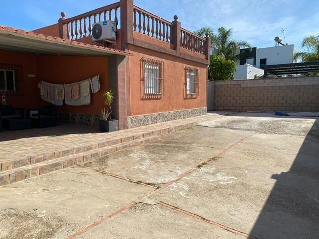 Vista exterior de Casa o xalet en venda en Puerto Real amb Jardí privat, Terrassa i Traster