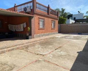 Vista exterior de Casa o xalet en venda en Puerto Real amb Jardí privat, Terrassa i Traster