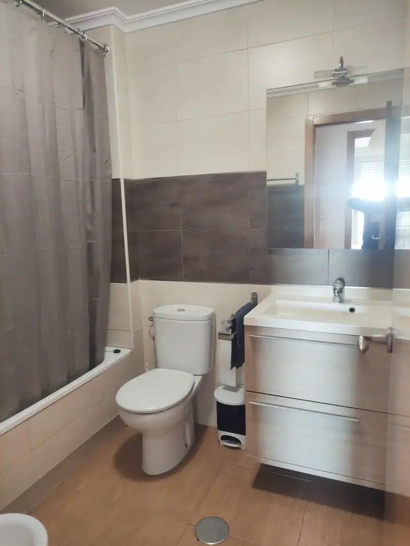 Bathroom of Flat for rent in Torrevieja  with Air Conditioner, Heating and Terrace