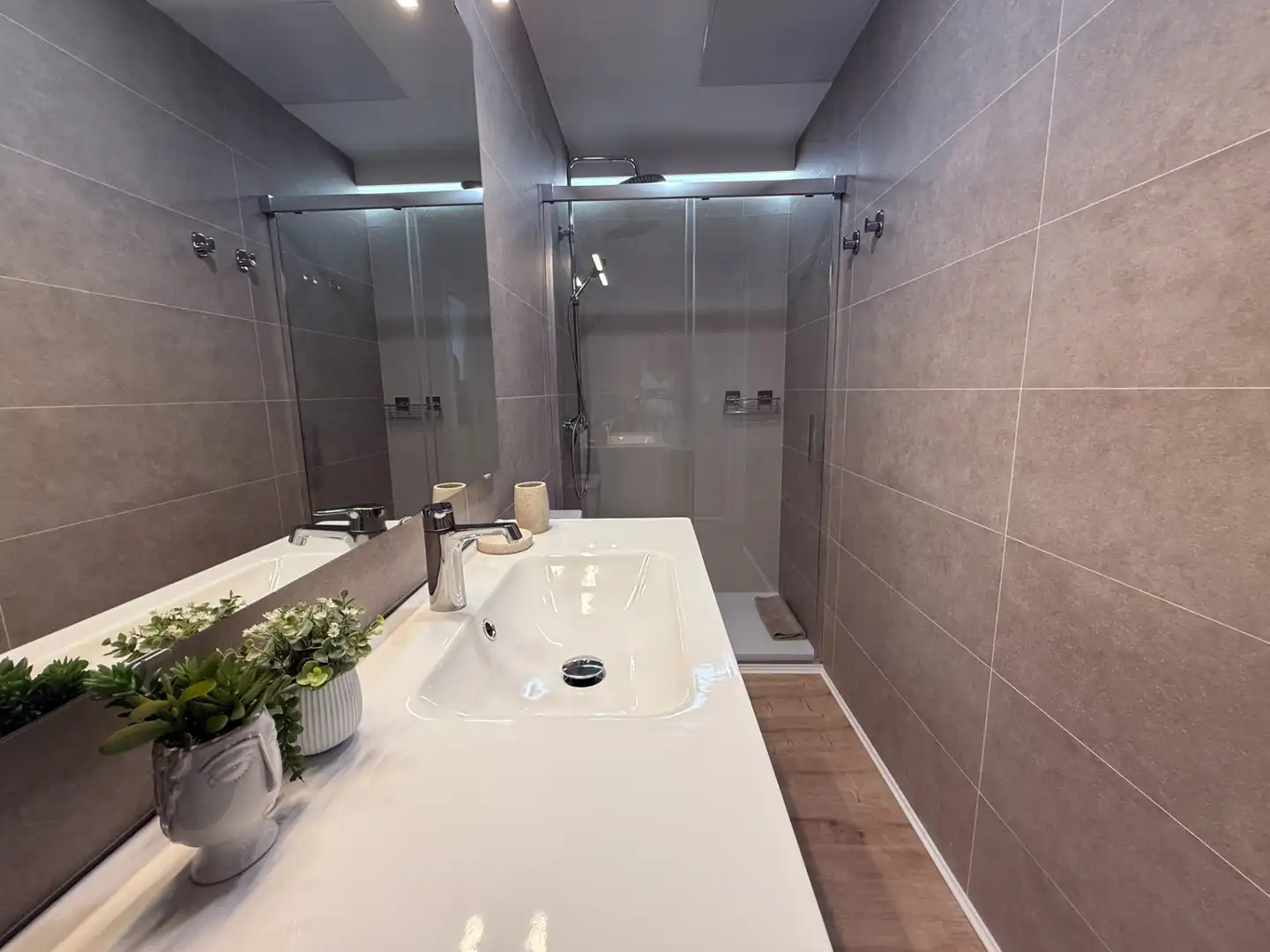 Badezimmer von Wohnungen zur Miete in León Capital  mit Klimaanlage, Heizung und Parkett