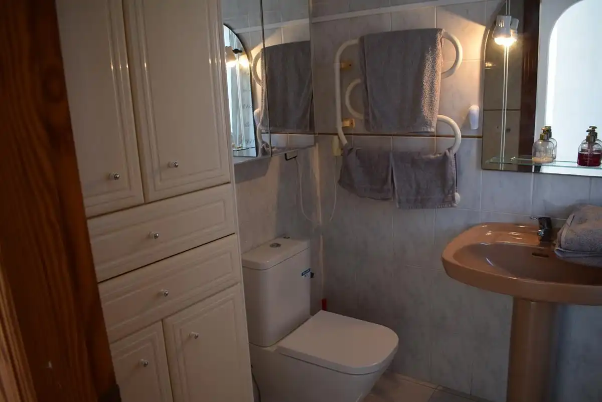 Badezimmer von Dachboden zur Miete in Almuñécar mit Terrasse, Möbliert und Ofen