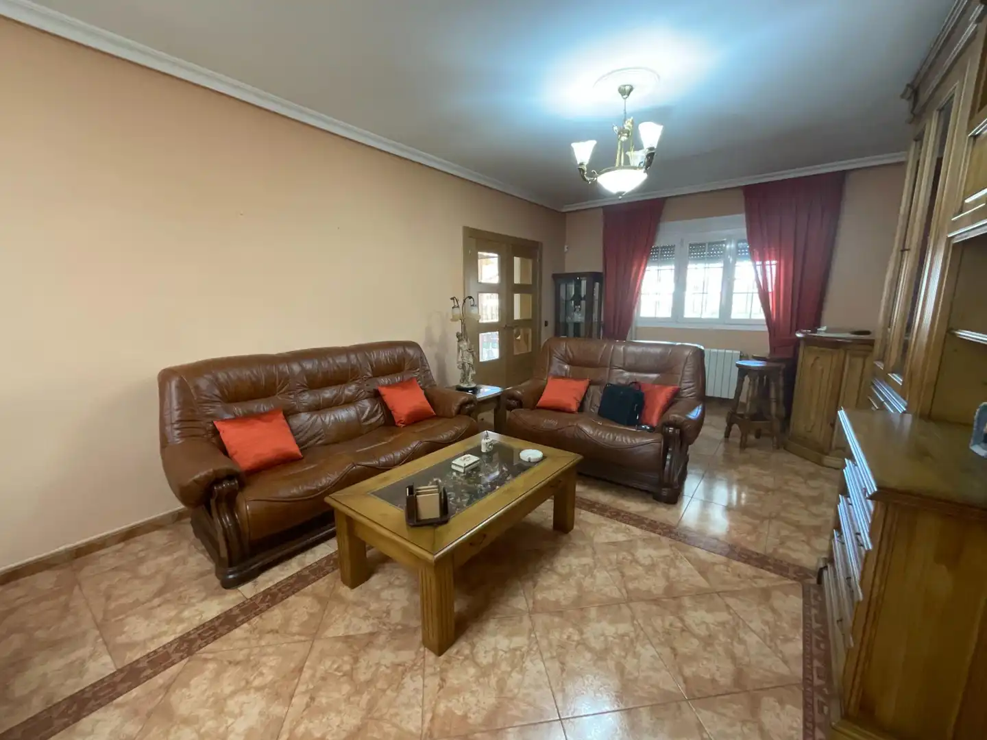 Wohnzimmer von Einfamilien-Reihenhaus zum Verkauf in Villaluenga de la Sagra mit Klimaanlage und Heizung