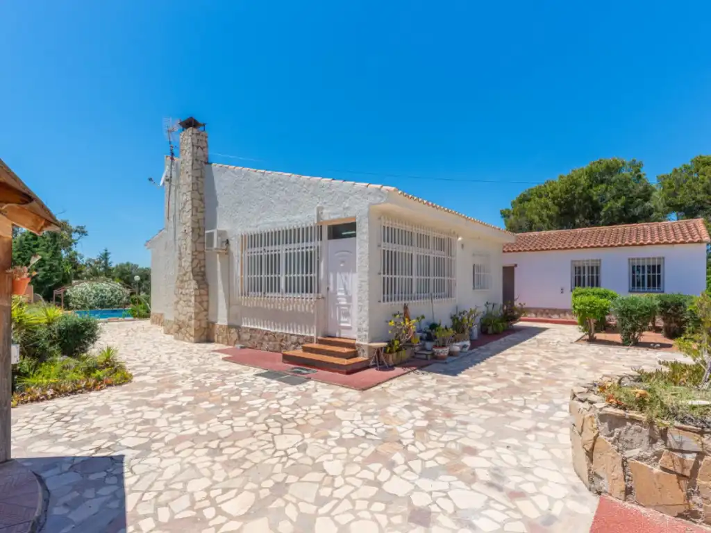 Vista exterior de Casa o xalet en venda en San Vicente del Raspeig / Sant Vicent del Raspeig amb Piscina
