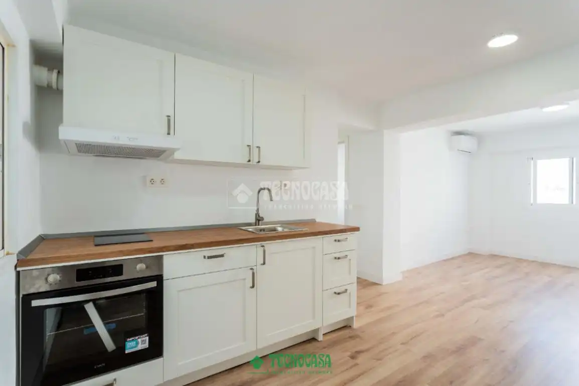 Cocina de Piso en venta en Almería con Calefacción y Balcón