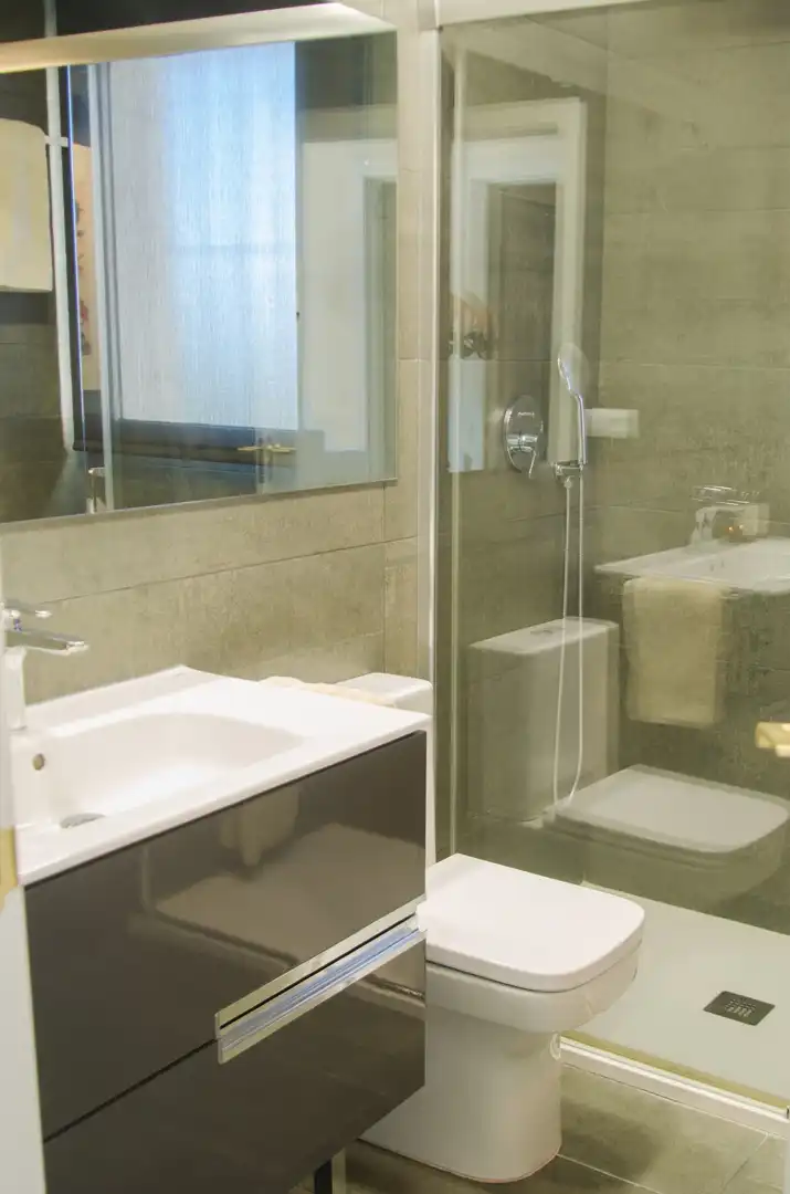 Badezimmer von Einfamilien-Reihenhaus zum Verkauf in La Pobla de Vallbona mit Klimaanlage, Heizung und Privatgarten