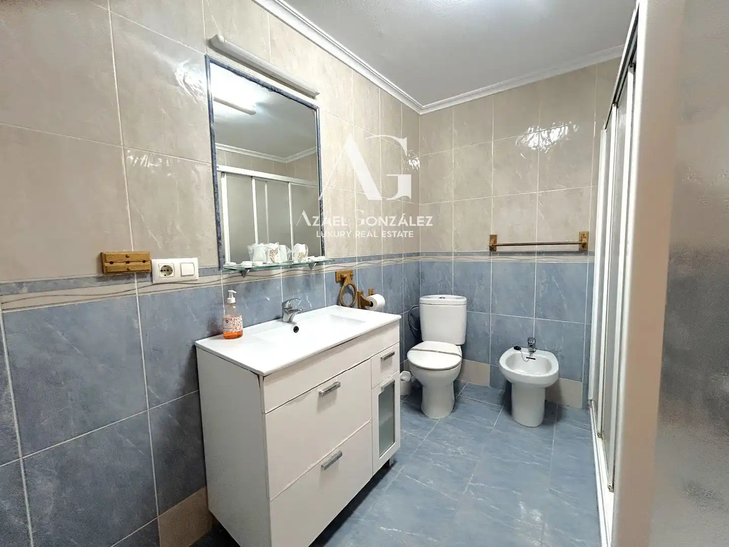 Baño de Casa adosada en venta en Val de San Vicente  con Calefacción, Terraza y Amueblado