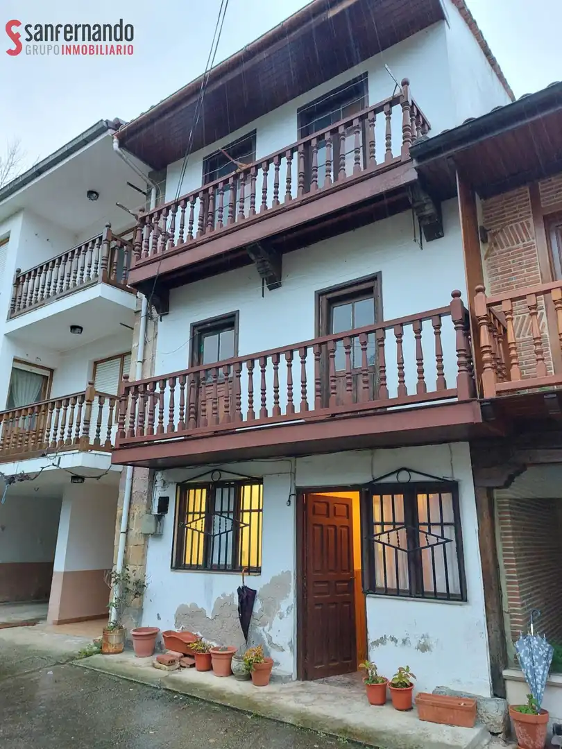 Vista exterior de Casa o xalet en venda en Corvera de Toranzo amb Balcó