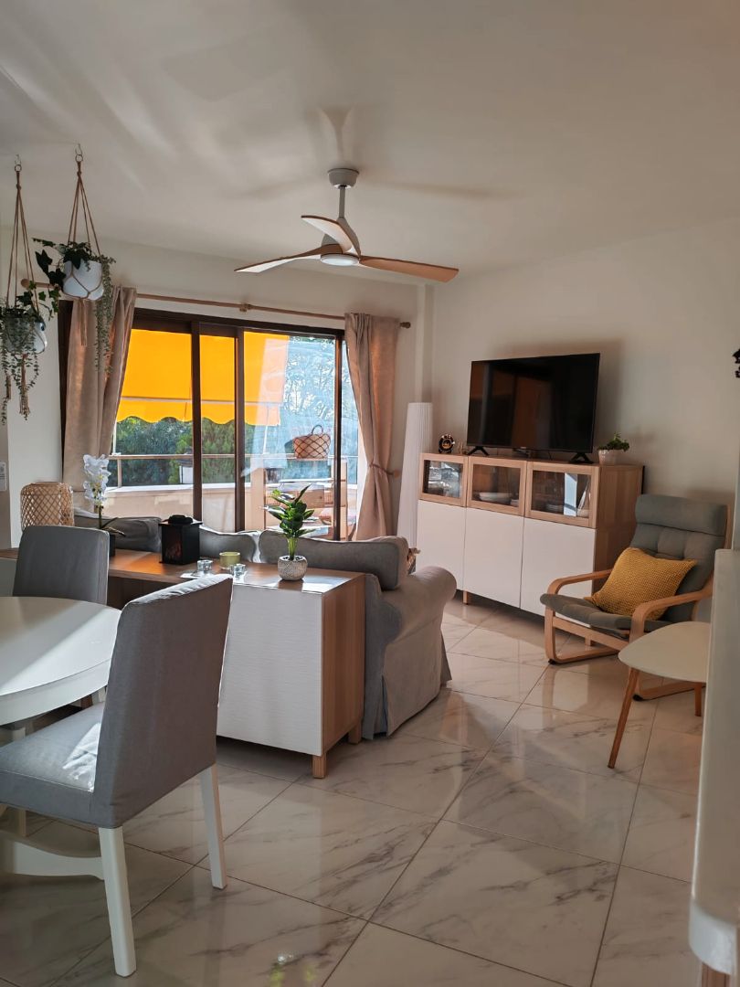 Sala d'estar de Pis de lloguer en Estepona amb Aire condicionat, Terrassa i Moblat