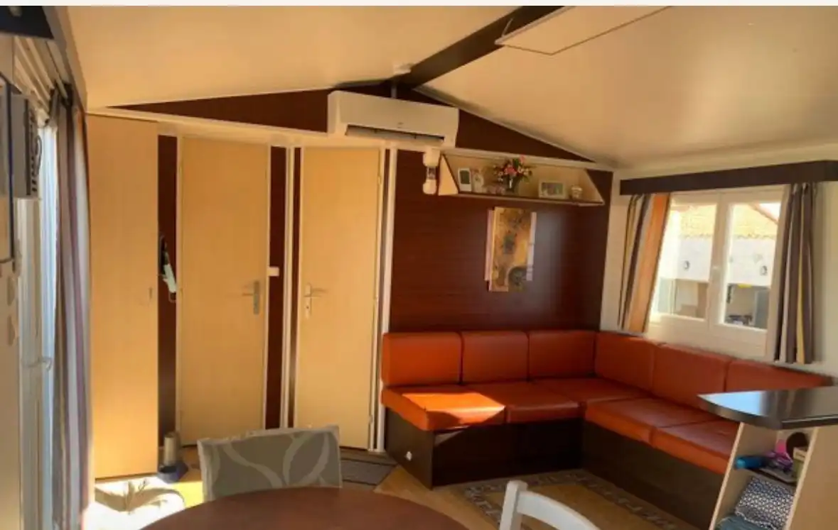 Sala d'estar de Casa o xalet en venda en Santas Martas amb Aire condicionat, Calefacció i Jardí privat