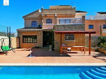 Villa avec balcon à vendre à Archidona