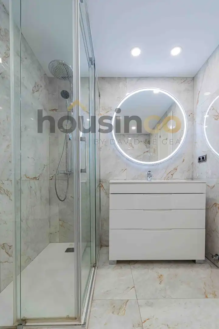 Bany de Apartament de lloguer en Madrid amb Aire condicionat, Calefacció i Moblat