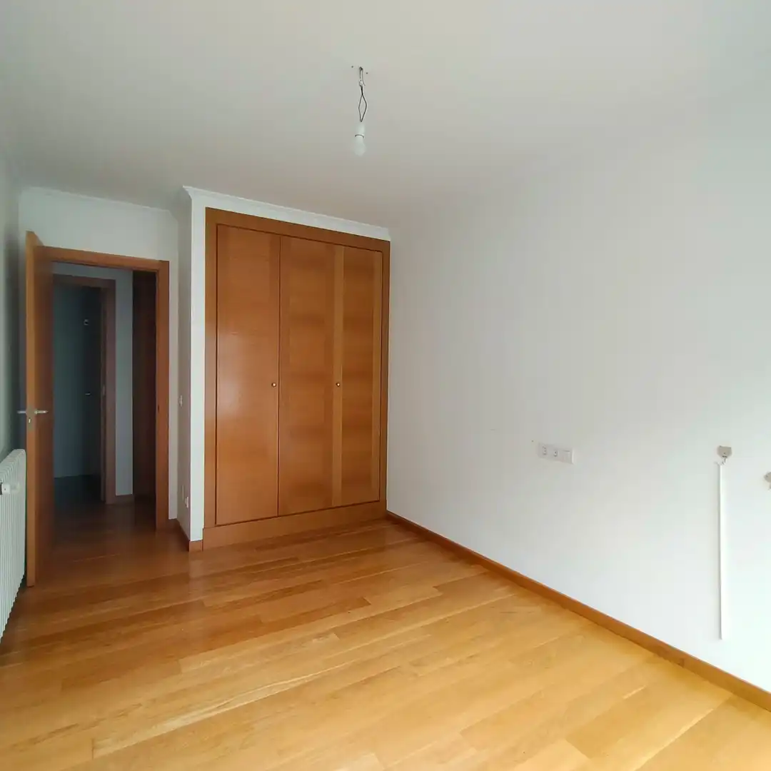Habitación de Piso en venta en Santiago de Compostela  con Calefacción, Jardín privado y Parquet
