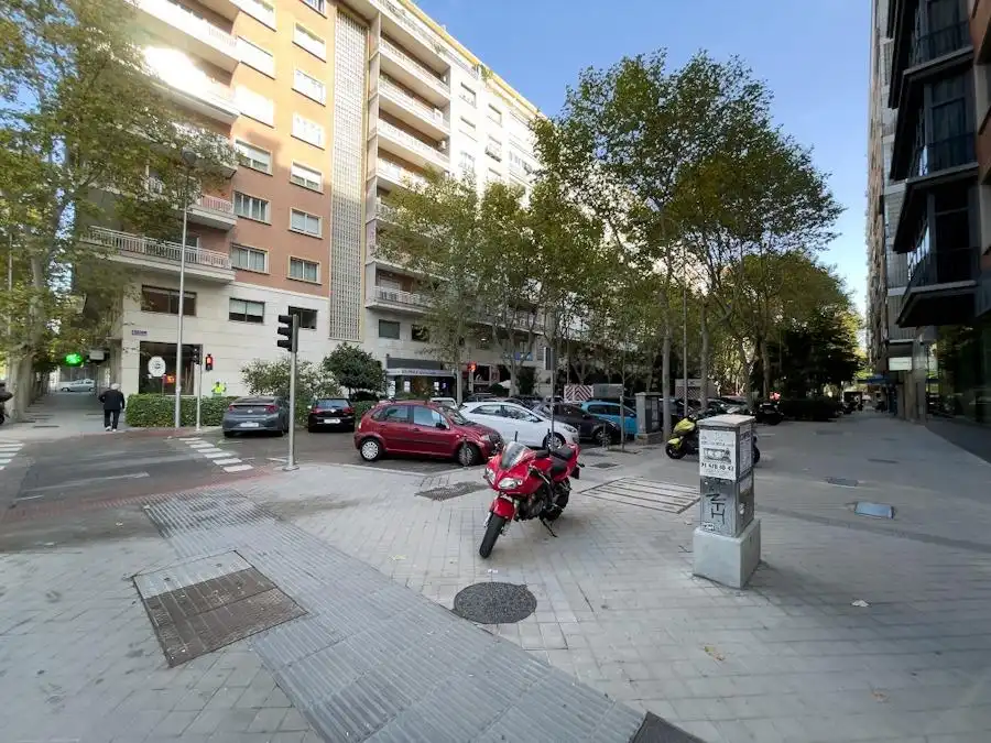 Vista exterior de Local de lloguer en Madrid amb Aire condicionat