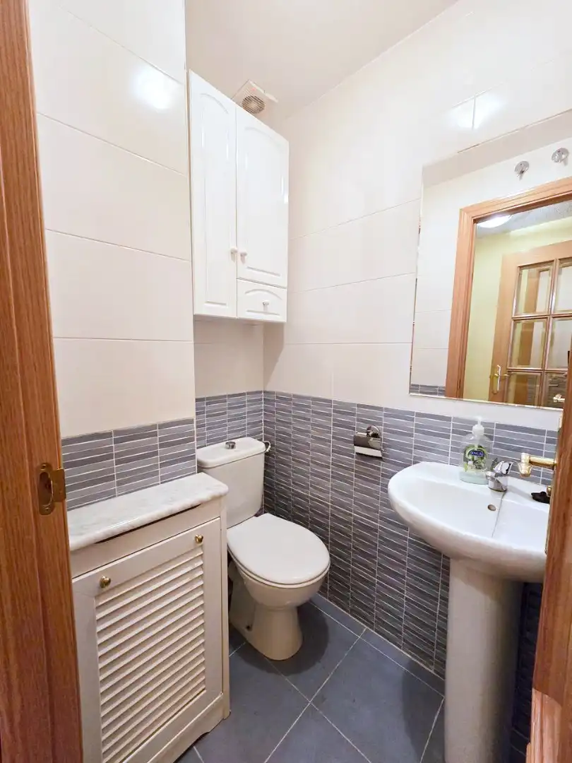 Badezimmer von Wohnung zur Miete in Leganés mit Klimaanlage, Heizung und Parkett