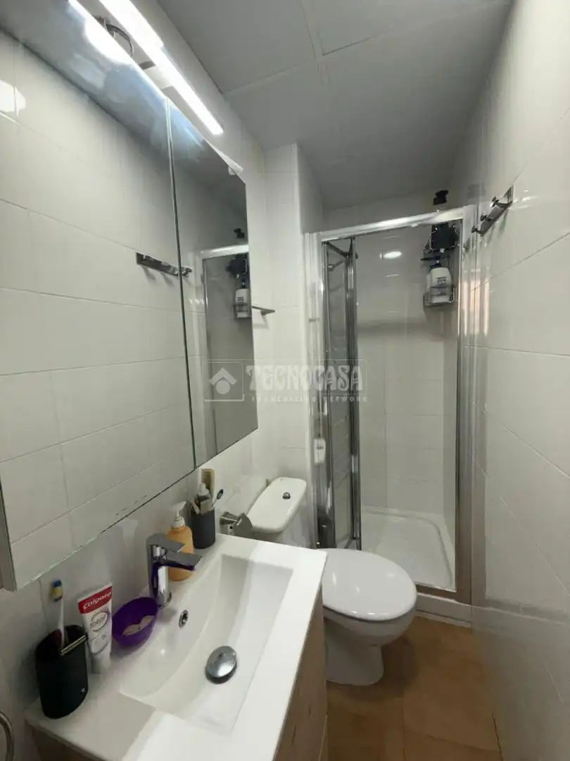 Bathroom of Flat for sale in Madrid  with Air Conditioner and Heating