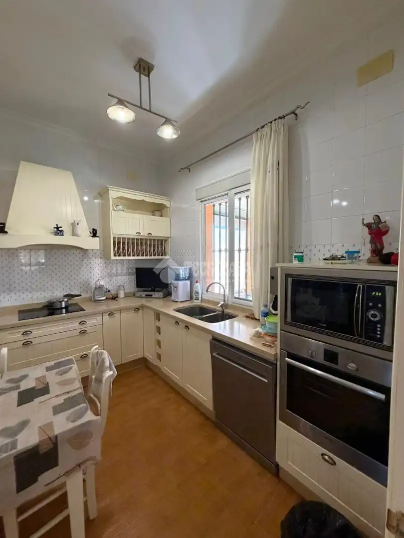 Cuina de Casa o xalet en venda en Dos Hermanas amb Aire condicionat