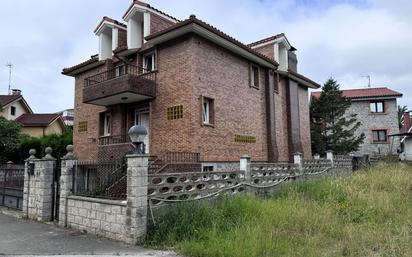 Vista exterior de Casa o xalet en venda en Castrillón amb Terrassa i Balcó