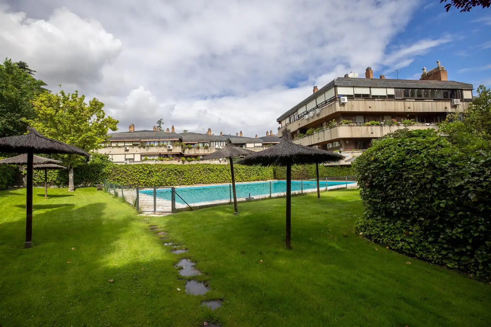 Piscina de Piso en venta en Madrid con Aire acondicionado, Calefacción y Jardín privado