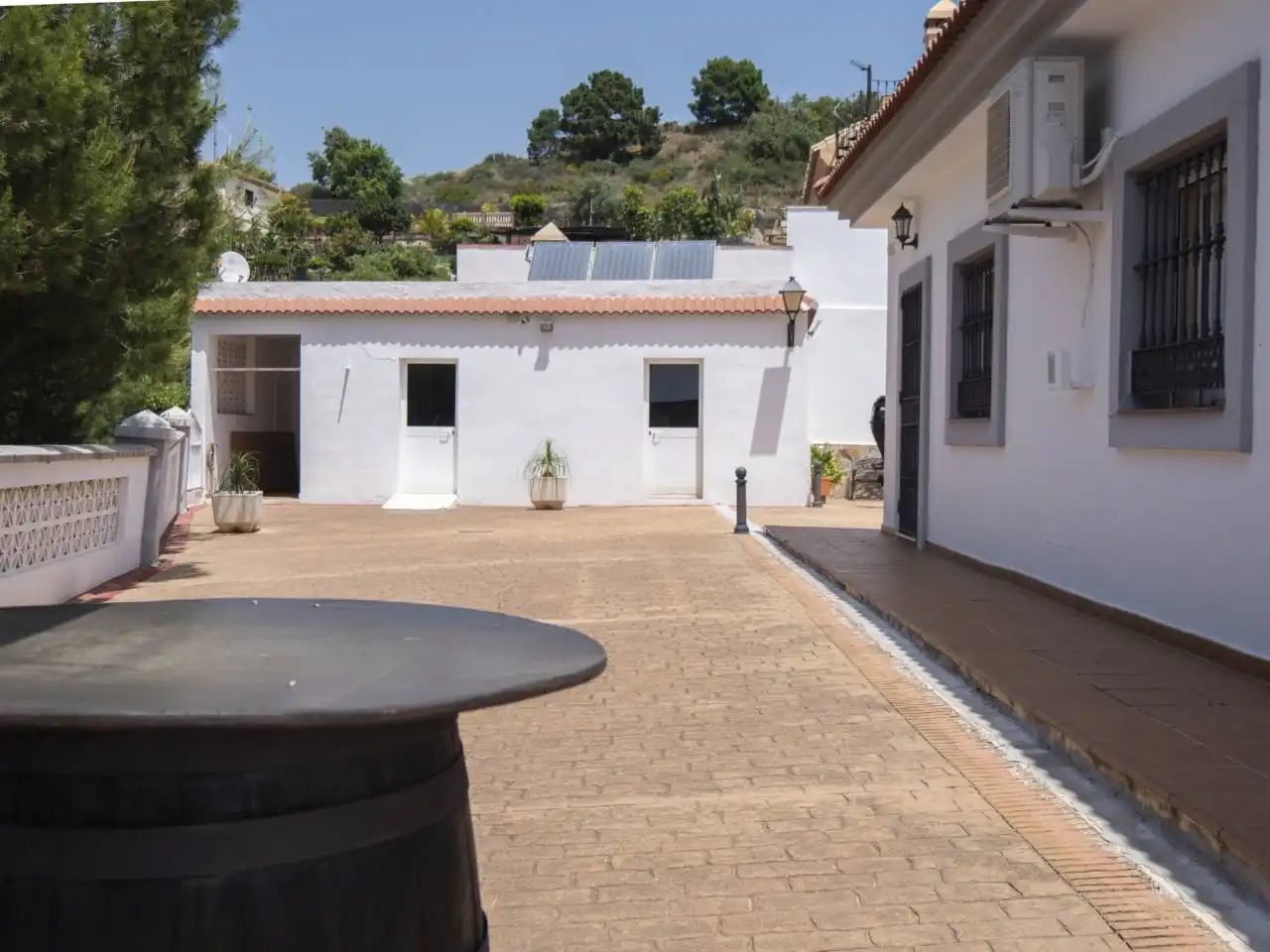 Vista exterior de Casa o xalet en venda en Estepona amb Aire condicionat, Piscina i Moblat