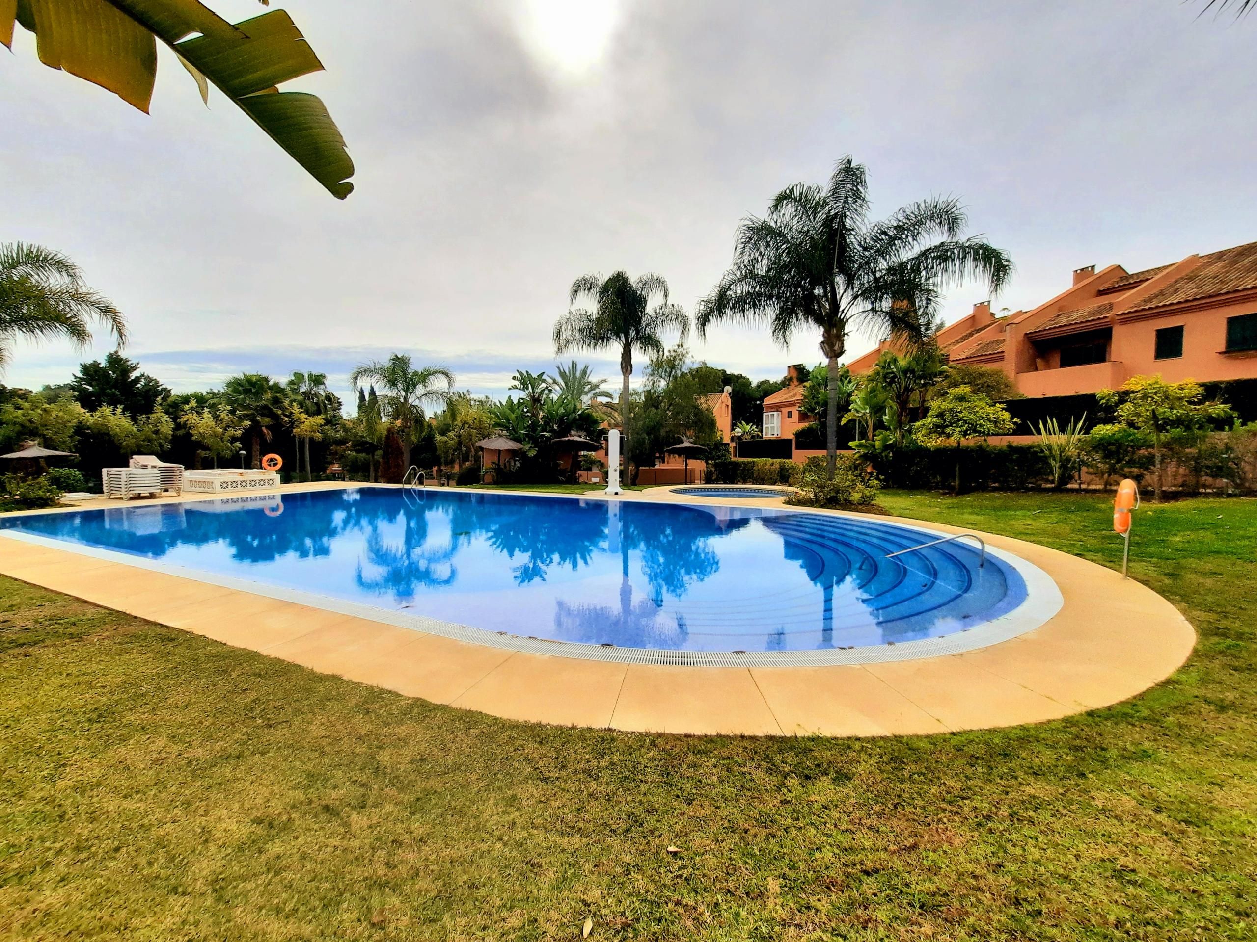 Piscina de Casa adosada de lloguer en Marbella amb Aire condicionat, Calefacció i Jardí privat