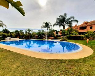 Piscina de Casa adosada de lloguer en Marbella amb Aire condicionat, Calefacció i Jardí privat