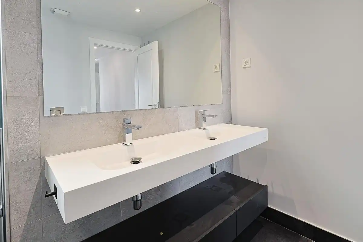 Badezimmer von Dachboden zur Miete in Boadilla del Monte mit Terrasse, Abstellraum und Gemeinschaftspool