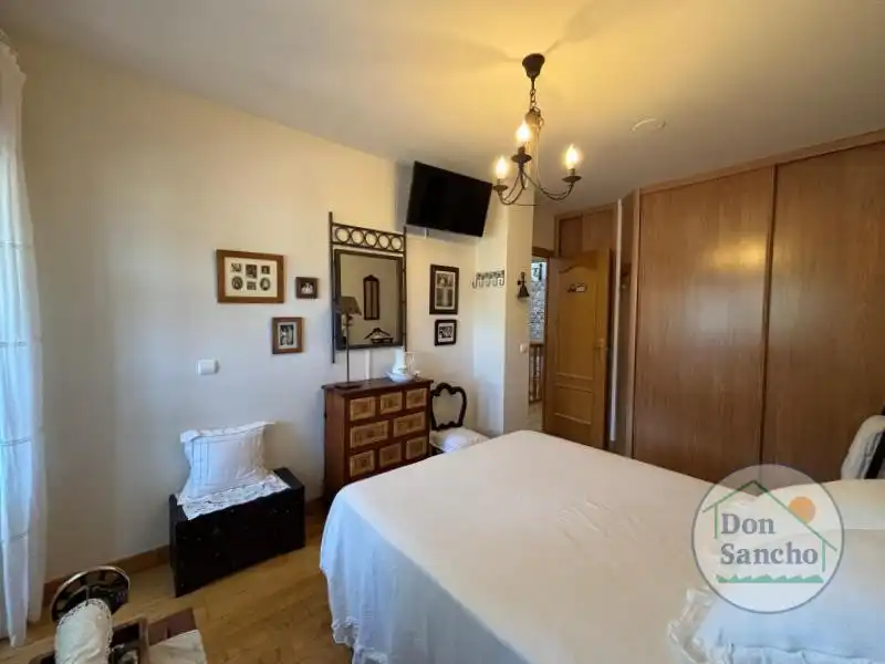 Habitación de Casa adosada en venta en Cabezón de Pisuerga con Calefacción, Jardín privado y Terraza