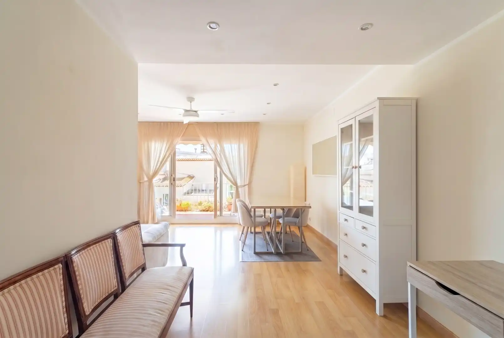 Sala de estar de Piso en venta en Sitges con Aire acondicionado, Calefacción y Parquet