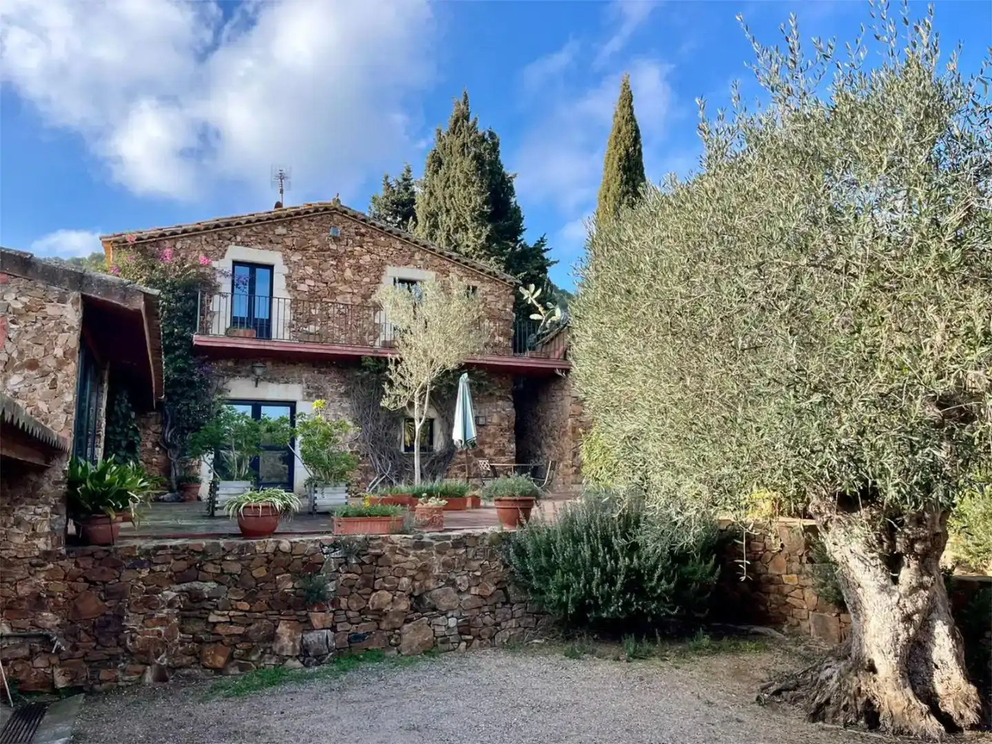 Vista exterior de Finca rústica en venda en Mont-ras amb Balcó