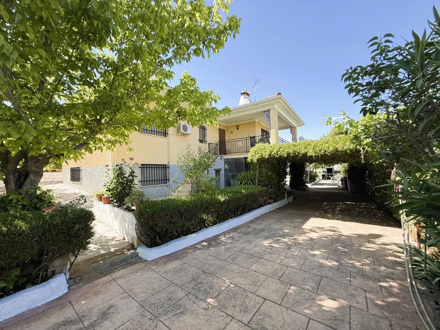 Vista exterior de Casa o xalet en venda en Colmenar de Oreja amb Aire condicionat, Calefacció i Jardí privat