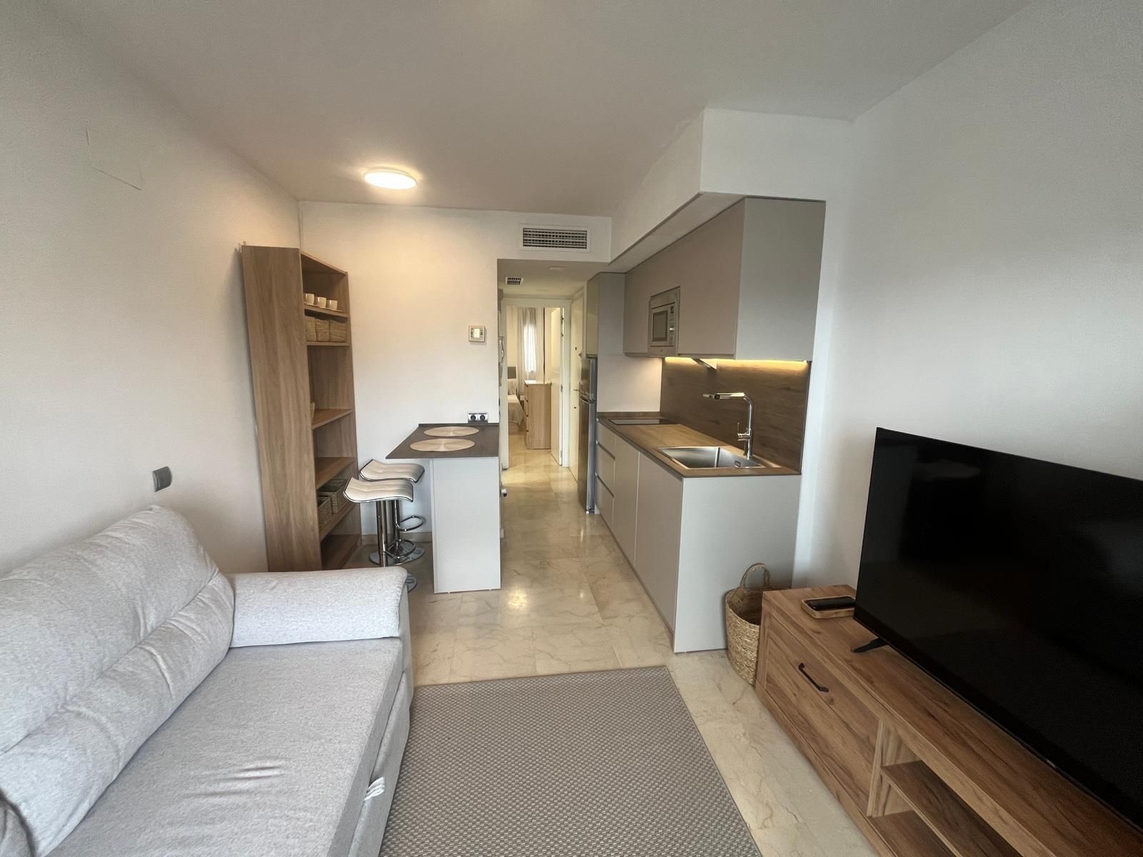Sala d'estar de Apartament de lloguer en Benalmádena amb Aire condicionat, Terrassa i Traster