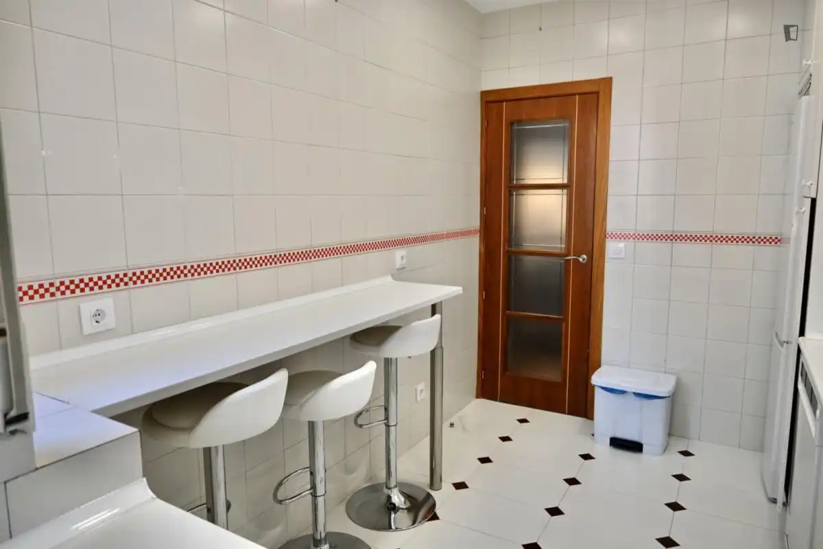 Cuina de Apartament de lloguer en Madrid amb Aire condicionat, Calefacció i Moblat