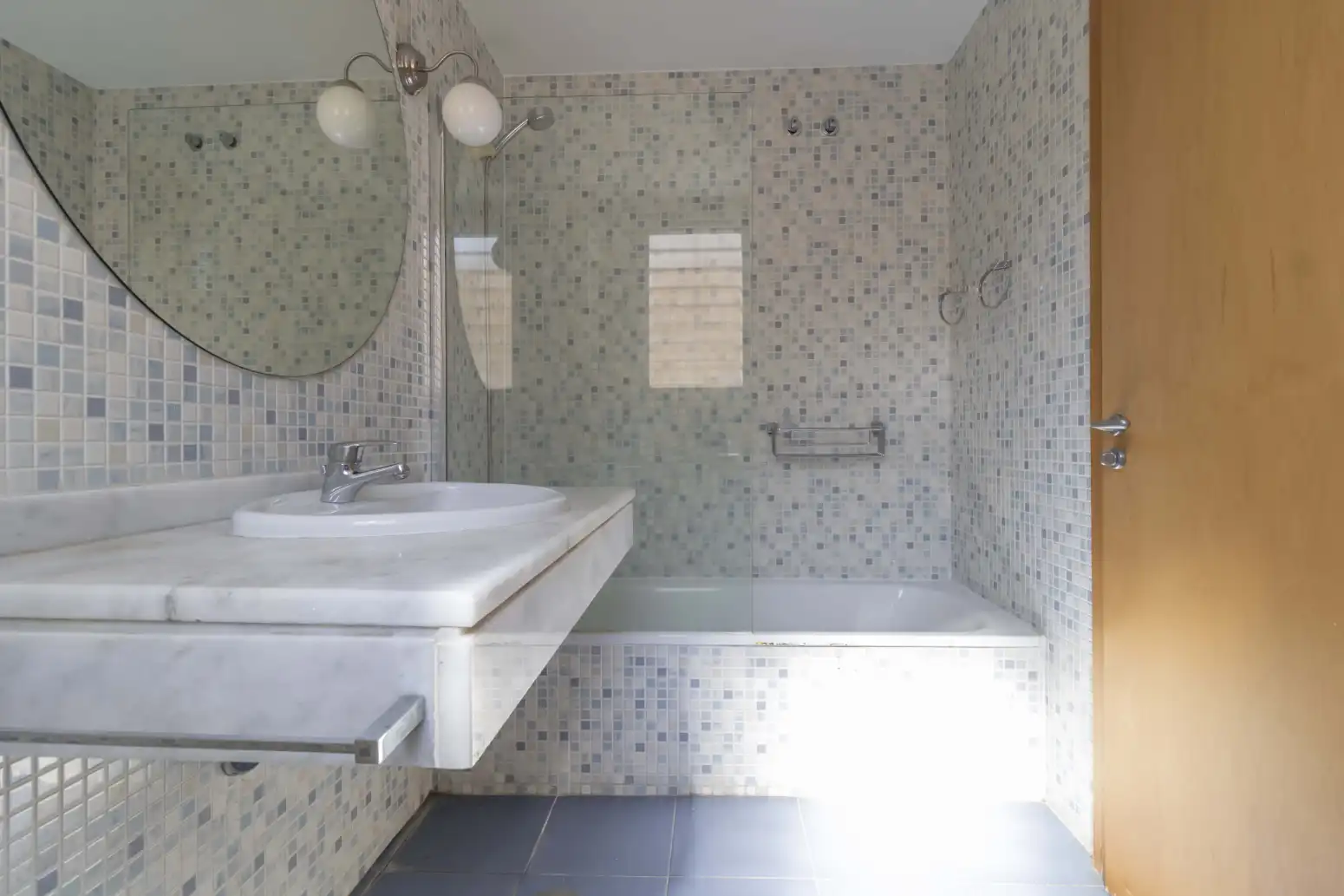 Baño de Casa adosada en venta en Espartinas con Aire acondicionado, Terraza y Piscina