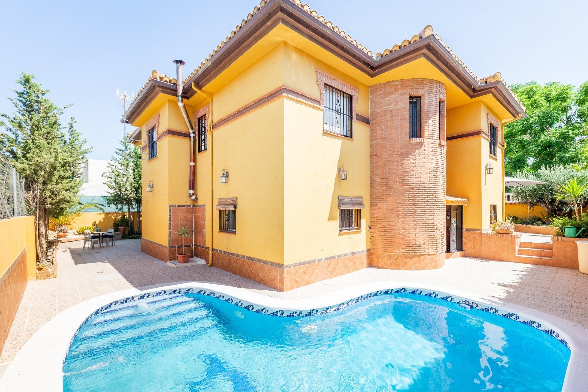 Vista exterior de Casa o xalet en venda en Vegas del Genil amb Aire condicionat, Calefacció i Jardí privat