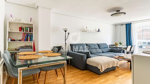En el corazón de Villaverde Alto, en Madrid, se encuentra este encantador piso de 85 m que combina comodidad, funcionalidad y una