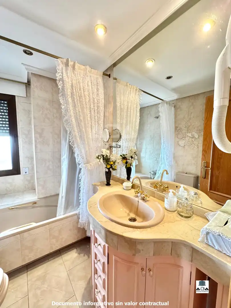 Baño de Casa o chalet en venta en Poyales del Hoyo con Aire acondicionado, Calefacción y Jardín privado